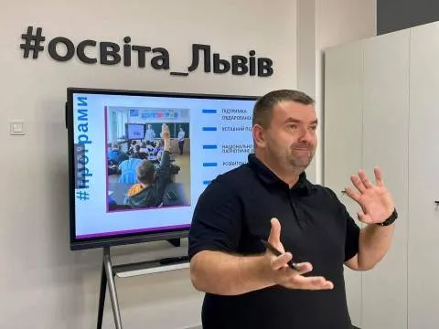 Садовий нарахував своєму освітянину 170 тисяч зарплати за червень