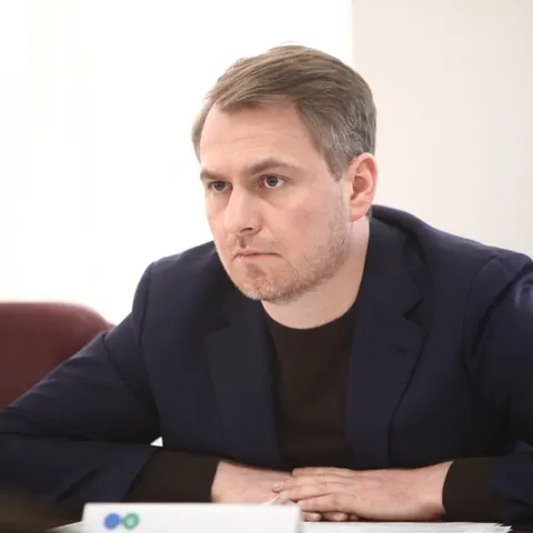 Кравченко за кордоном, а прокуратура без очільника: що далі