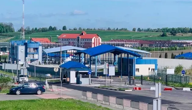 Польща вночі евакуювала понад 600 людей з двох пунктів пропуску на кордоні з Україною
