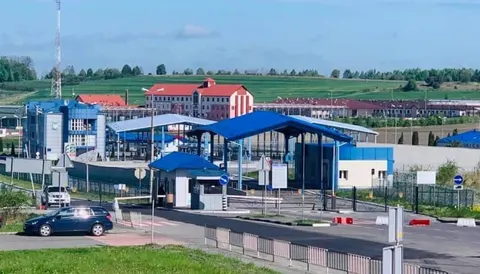 Польща вночі евакуювала понад 600 людей з двох пунктів пропуску на кордоні з Укр