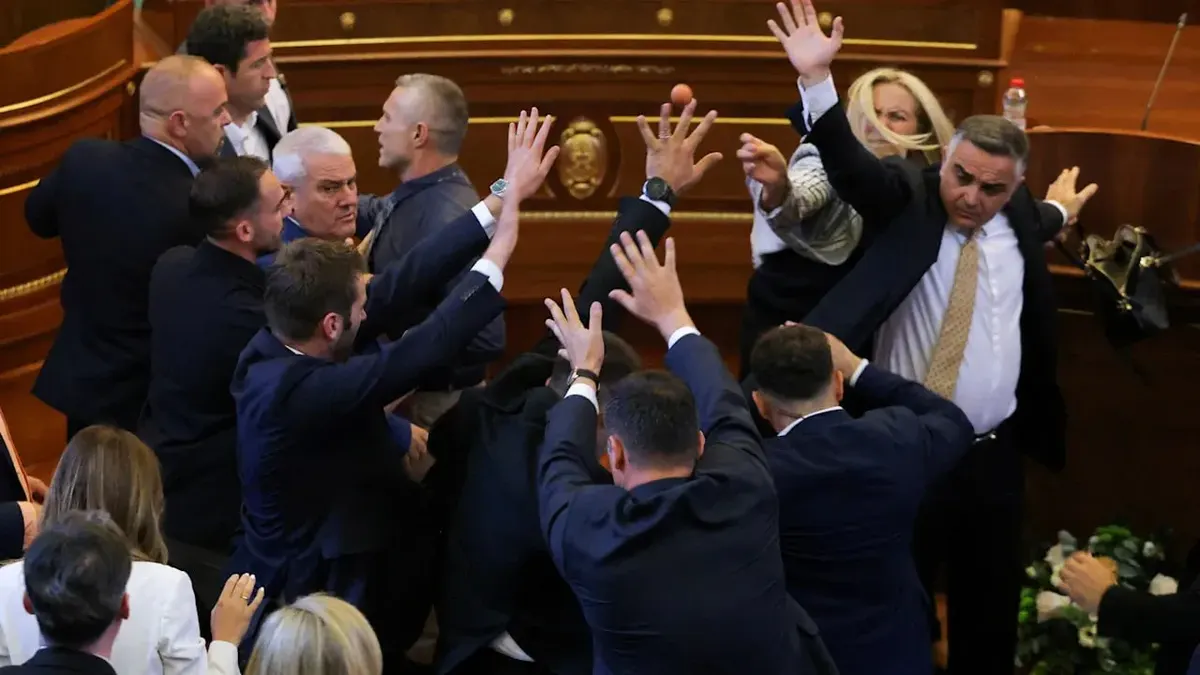 Яйця в прем'єра: депутатка влаштувала скандал у парламенті Косова